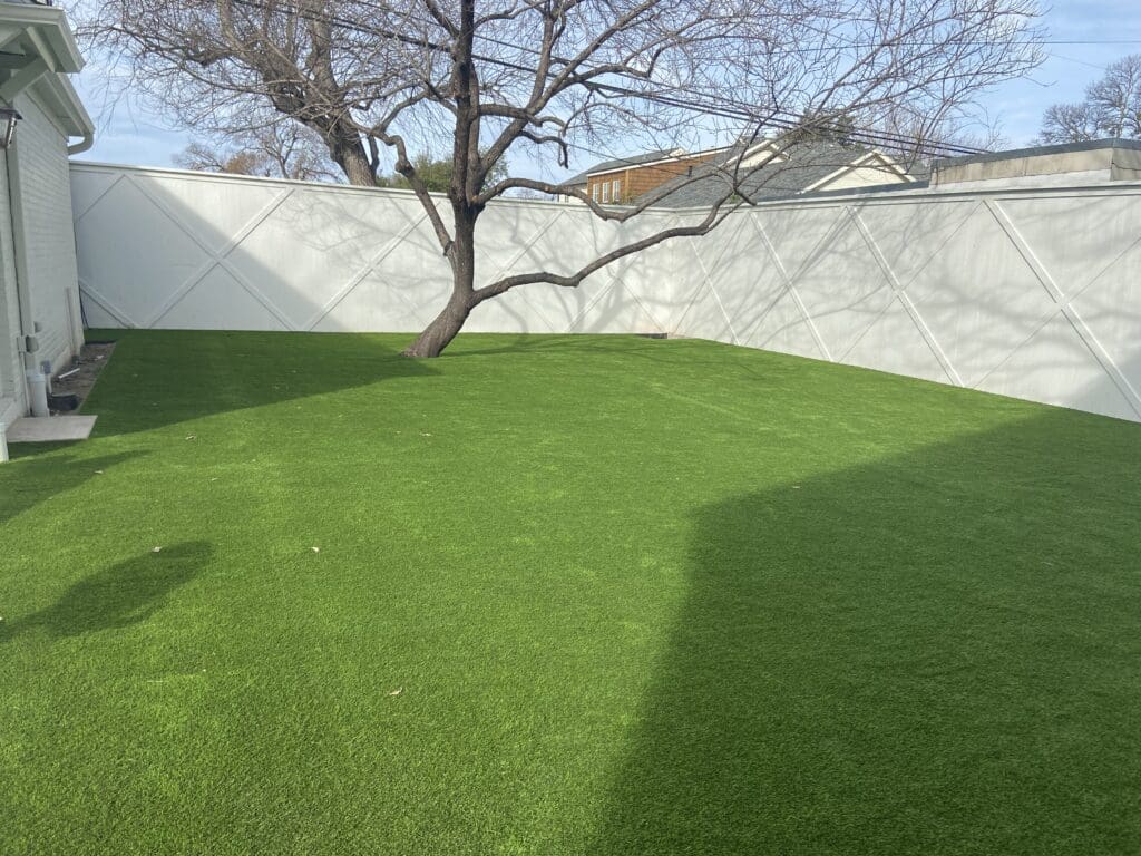 white vinyl fence
