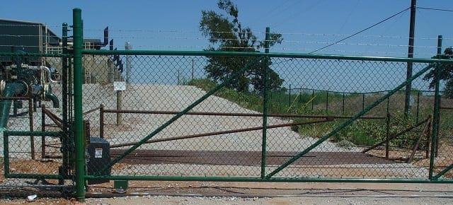 vinyl chain link gate